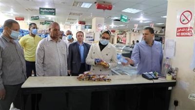 نائب محافظ الوادي الجديد تجري جولة بالأسواق لمتابعة توفير السلع الغذائية 