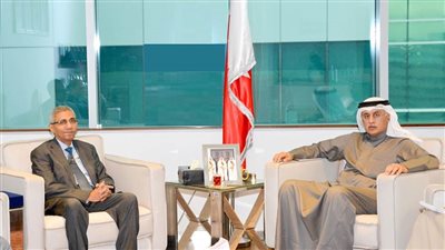وزير الصناعة البحريني يبحث مع سفير مصر لدى المنامة تعزيز العلاقات البحرينية المصرية
