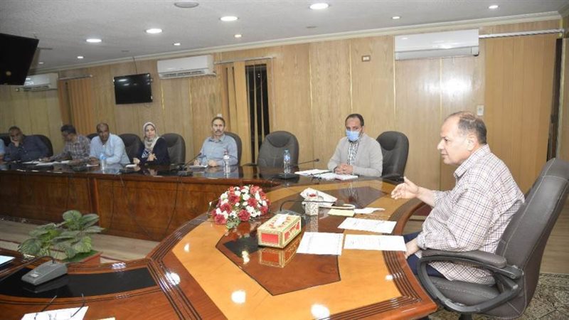 محافظ أسيوط يعقد