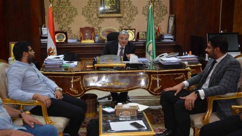 محافظ المنيا خلال