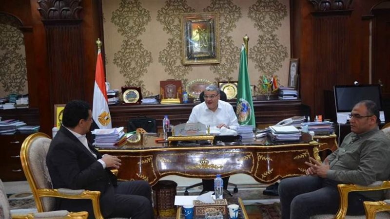 محافظ المنيا خلال