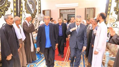 محافظ سوهاج يؤدي واجب العزاء في وفاة عضو إدارة التفتيش بديوان المحافظة