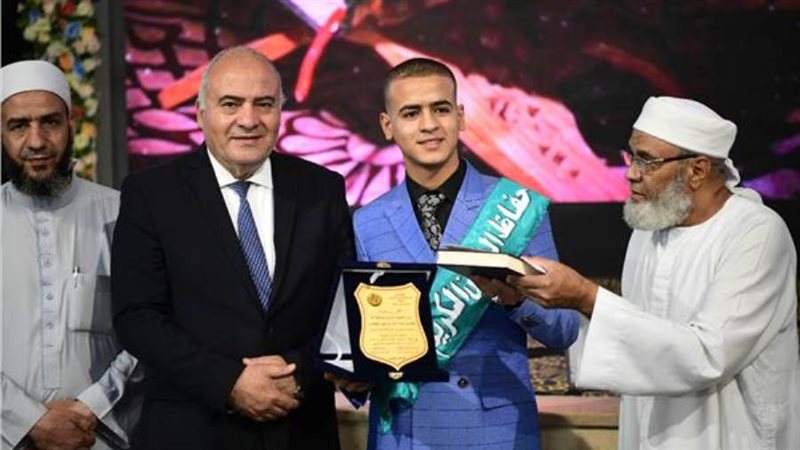 محافظ قنا يكرم 70