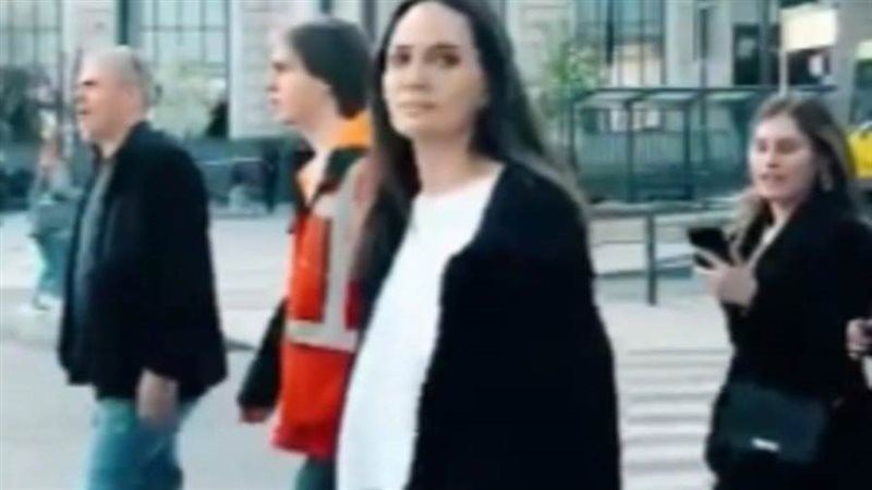 جولي على خط النار