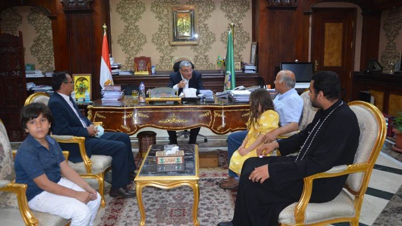 محافظ المنيا يستقبل