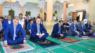 محافظ سوهاج يؤدي صلاة عيد الفطر المبارك بمسجد 