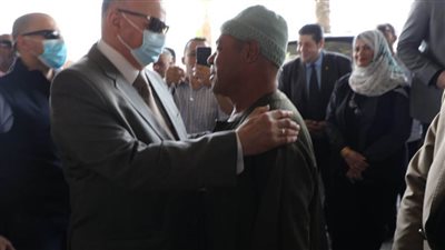 محافظ القاهرة يسأل المواطنين حول رضائهم عن الخدمات