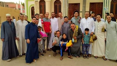 توافد المصلين من أبناء الوادي الجديد إلى المساجد لأداء صلاة العيد بصحبة الأطفال