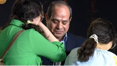 لحظة تساقط دموع الرئيس.. اعرف السبب