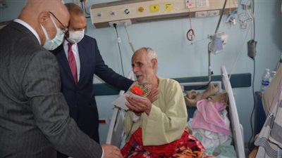 محافظ القليوبية يقدم الهدايا والورود للمرضى في أول أيام عيد الفطر المبارك
