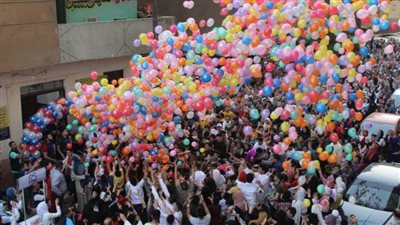 أهالي القليوبية يحتفلون بعيد الفطر بالبلالين