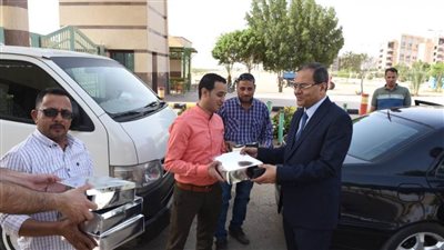 رئيس جامعة سوهاج يشارك رفقاء الخير توزيع هدايا العيد على الأطفال بالمستشفى الجامعي