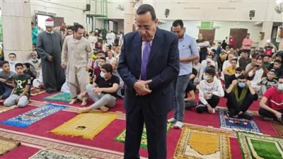 المحافظ يؤدي صلاة عيد الفطر المبارك في مسجد النصر بالعريش