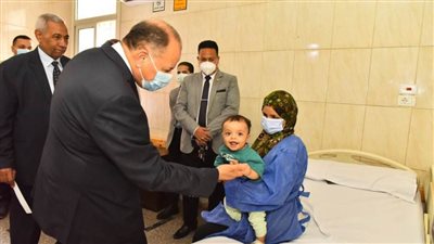 محافظ أسيوط يزور مستشفيات الإيمان العام والشاملة لتهنئة المرضى بعيد الفطر