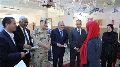 محافظ المنيا يهنئ أطفال مؤسسات البنين والبنات بعيد الفطر المبارك
