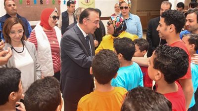 محافظ الإسكندرية يزور دور المسنين والأيتام لتهنئتهم بعيد الفطر المبارك 