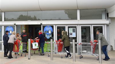 تقرير: الفرنسيون يقللون الإنفاق مما يهدد البلاد بركود اقتصادي