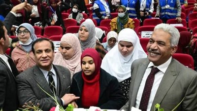 وزيرة التضامن الاجتماعي تستعرض تقريرًا عن الأنشطة المنفذة للطلاب ذوى الإعاقة بالجامعات