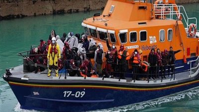 أكثر من 7000 شخص عبروا القنال الإنجليزي العام الجاري