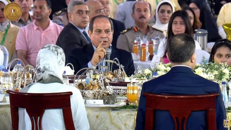 الرئيس مع أبناء الشهداء