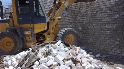 المنيا: إزالة 13 حالة تعد بالبناء المخالف على الأراضي الزراعية بملوي