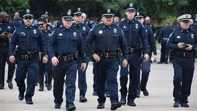 الشرطة الأمريكية تستنفر بحثا عن سجين هرب مع إحدى ضابطات الحراسة .. شاهد واقعة الهروب