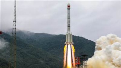 الصين تطلق صاروخًا من طراز 