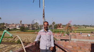 شاب بالمنيا ينجح في إنارة منزله بالمجان باستخدام طاقتي الشمس والرياح.. صور