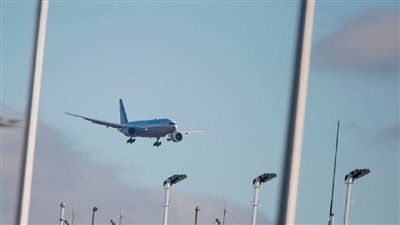 أمريكا.. اعتقال راكب فتح باب طائرة وسار على جناحها قبل توقفها على المدرج (فيديو)