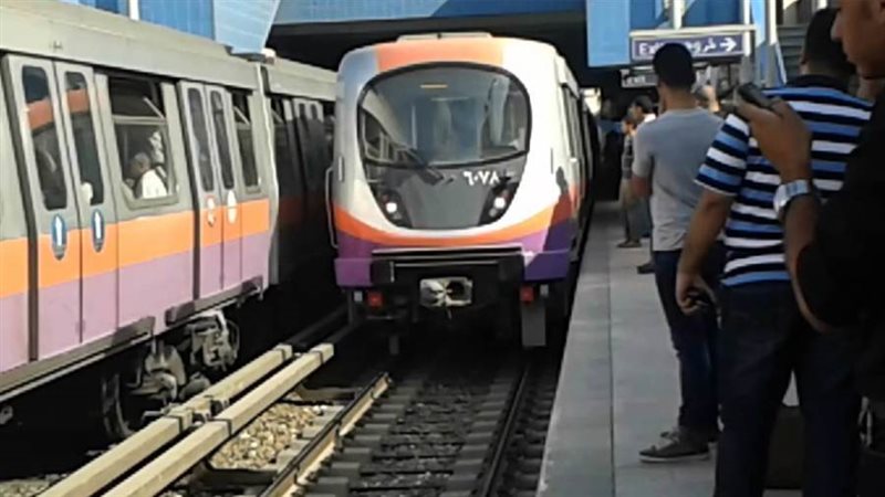 قطار المترو بمحطة