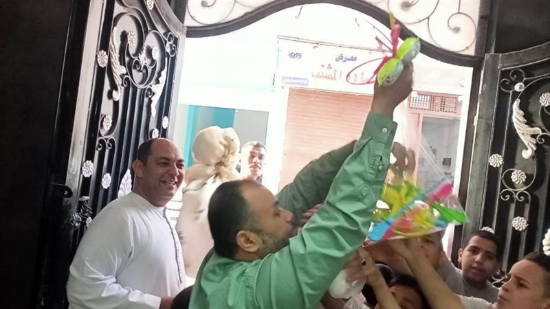 توزيع الهدايا