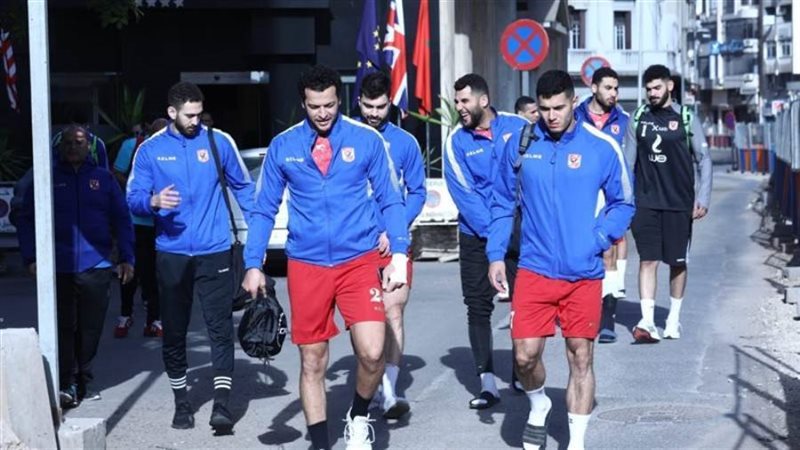 يد رجال الأهلي يغادرون