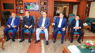 محافظ سوهاج يستقبل ممثل الأغلبية البرلمانية بمجلس النواب وعددا من رؤساء اللجان