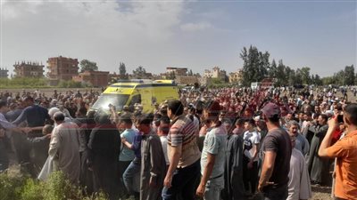 وسط هتافات مناهضة الإرهاب.. الآلاف يشيعون جثمان شهيد كفر الشيخ.. (صور)