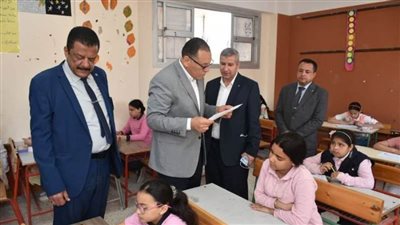 محافظ الشرقية يتفقد لجان امتحانات الفصل الدراسي الثاني بمدرسة بلبيس للغات