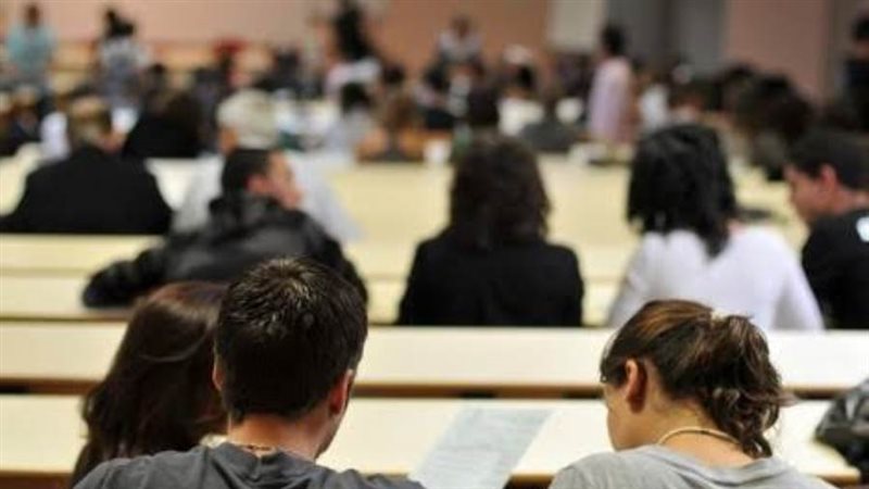 للطلاب في الخارج