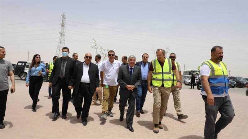 محافظ المنيا بمصنع