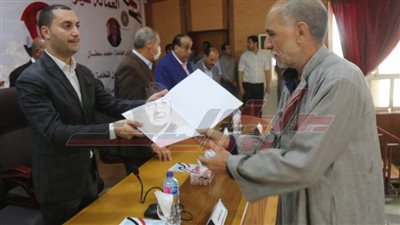 توزيع شهادات أمان وتأمين ضد الحوادث لـ3106 من العمال بكفرالشيخ