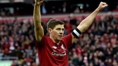 لمن الكلمة؟ «جيرارد» أسطورة ليفربول.. ريشة العدل بين قطبي البريميرليج