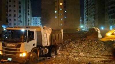 رفع ٦٥ طنًا من المخلفات والقضاء علي بؤرة منطقة السابعة  بالإسماعيلية