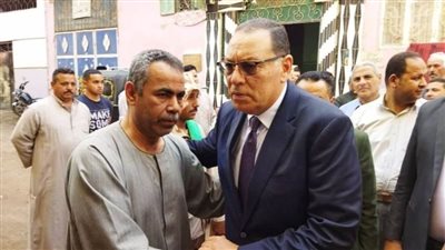 محافظ الشرقية يؤدي واجب العزاء لأسرة شهيد الواجب ابن قرية قرملة ببلبيس