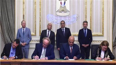 مدبولي يشهد توقيع اتفاق لبناء وتطوير البنية الفوقية لمحطة الحاويات الثانية 