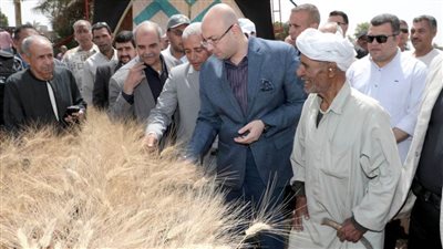  محافظ بني سويف يتفقد حصاد وتوريد القمح داخل حقول دموشيا