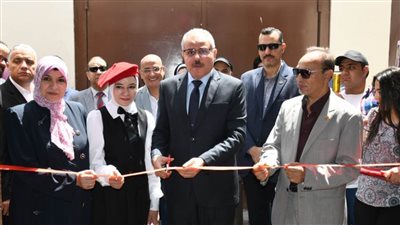 رئيس جامعة قناة السويس يفتتح معرض الفنون التشكيلية  