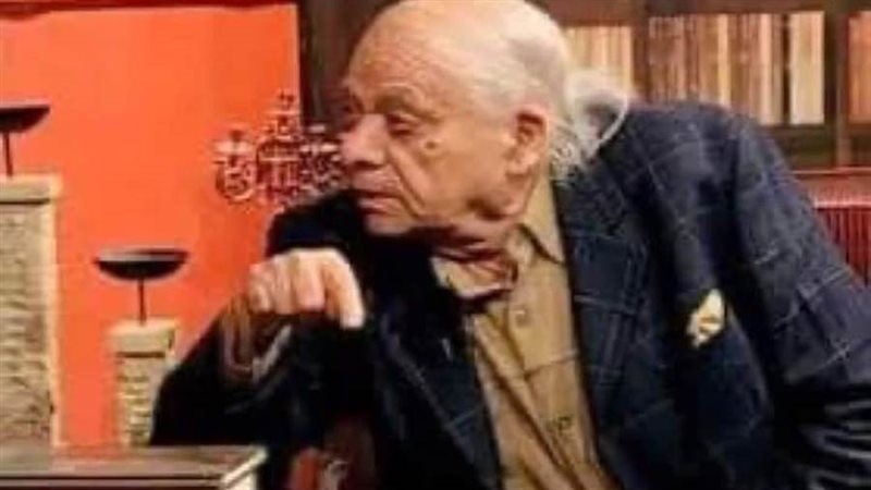 الكاتب الصحفي عزت