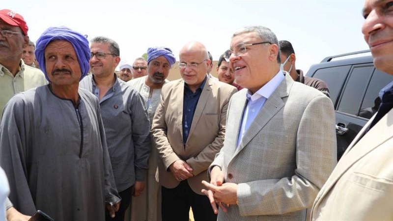 محافظ المنيا مع المزارعين