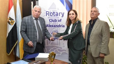 وفد من نادى روتاري يكرم وكيل تعليم الإسكندرية