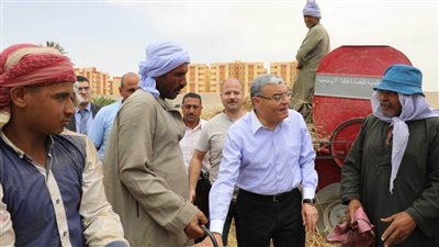 محافظ المنيا يتابع حصاد محصول القمح بأحد الحقول مع المزارعين