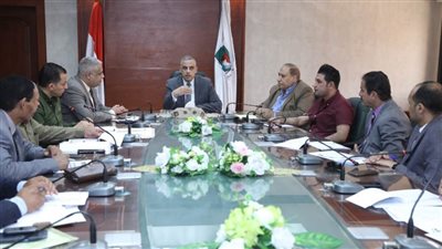 محافظ سوهاج يعقد اجتماعا لمتابعة موقف حصاد وتوريد محصول القمح 