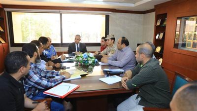 محافظ سوهاج يبحث آليات البدء في رصف طريق 